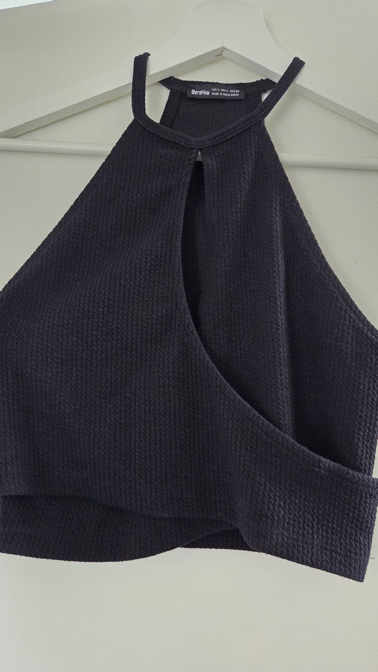 Bershka Top: Schwarzes Crop-Top Gr S von Bershka  – Nuovo (secondo la descrizione) da Courgevaux venduto da mel_v6qd