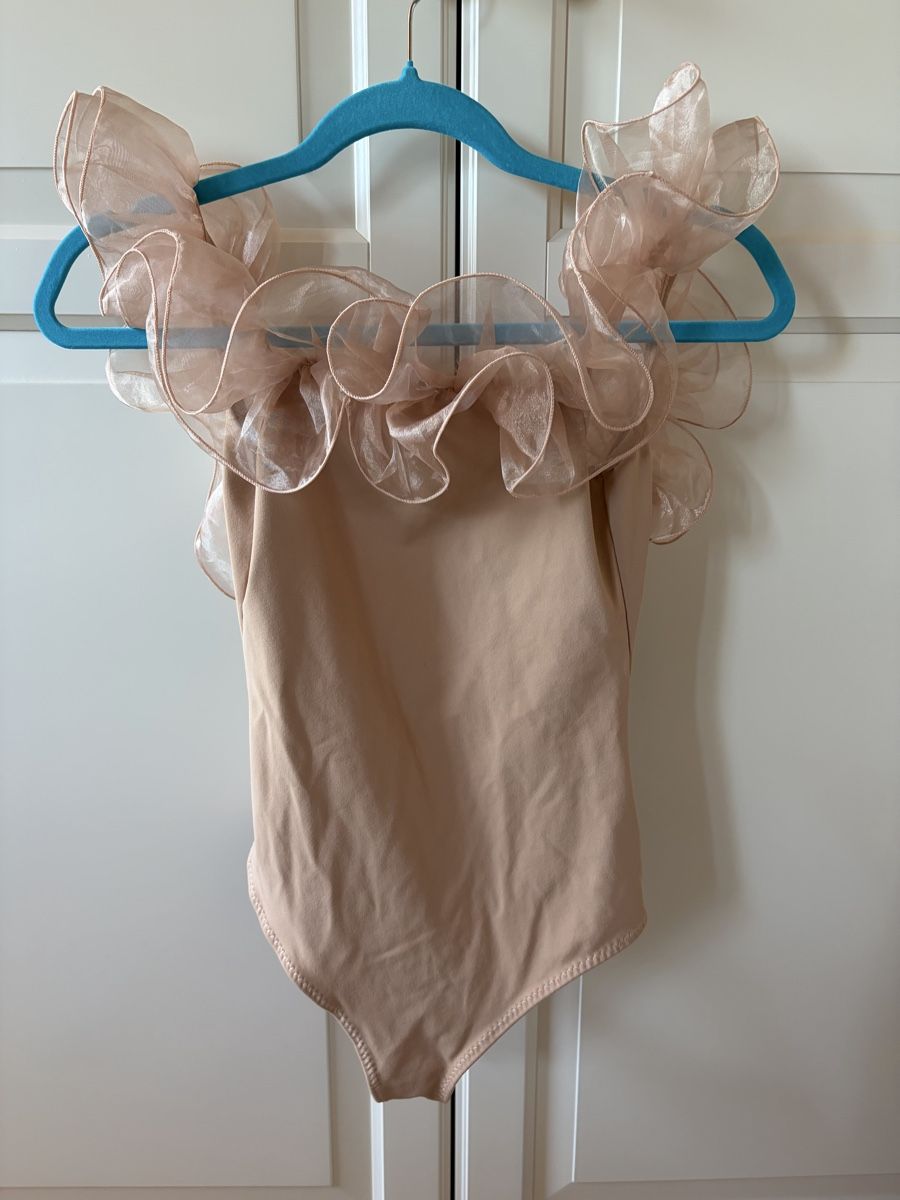 Top: Elegant Ruffle Beige bodysuit  – Usato da St.Josefen venduto da lop_lh8d 2