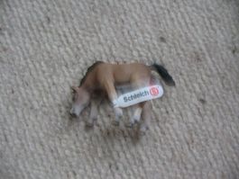 Schleich Pferdchen Fohlen braun fressend