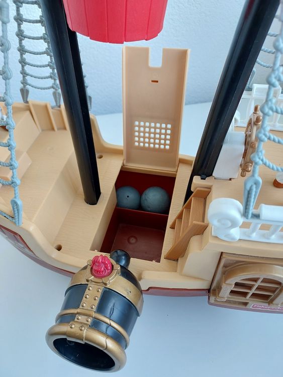 Le Toy Van Galeone dei pirati gioco in legno 3 anni, nave dei pirati di Barbarossa, 2 pirati inclusi, si illumina al buio, 48 x 24 x 49 cm, giochi Montessori ecologici