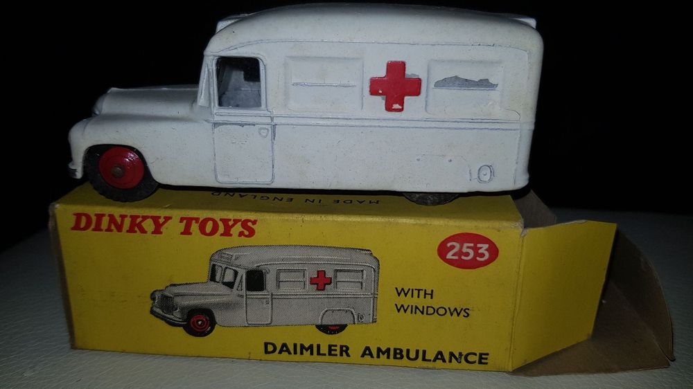 Dinky Toys Ambulance Daimler 1:43 - Modèle Ancien En Métal