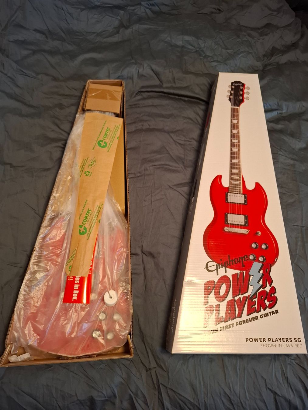 Epiphone Strumenti musicali: Epiphone Power Player SG Lava Red - Fabrikneu – Nuovo e nell'imballaggio originale da Wohlen AG venduto da ProMinent