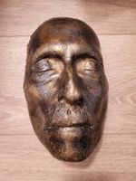 Totenmaske Bronzefarben Wanddeko mit Holzständer