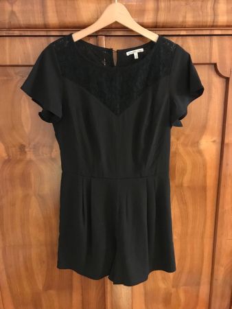 Charlotte Russe Kurz-Jumpsuit mit Spitzendetail Gr. S (-M)