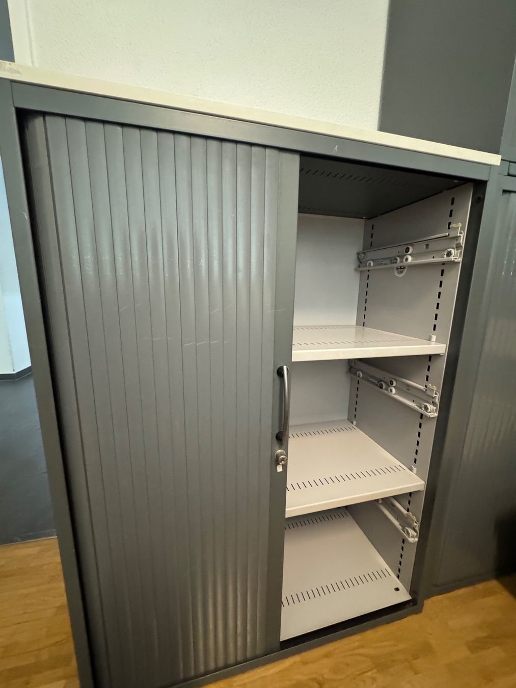 Lista Armadi: LISTA Rollladenschrank – Usato da Kestenholz venduto da cvx_889vv 1