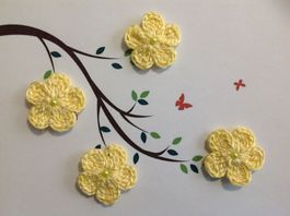 4 Stück Blumen gehäkelt mit Perlen (uncinetto, chrochet) 908