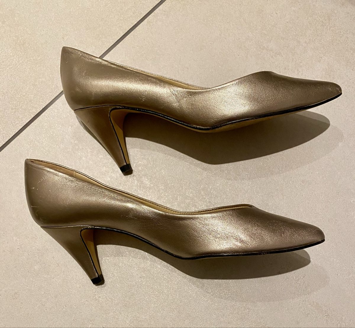 Scarpe da donna: SCHUHE GOLD – Usato da Eglisau venduto da Lara0 3