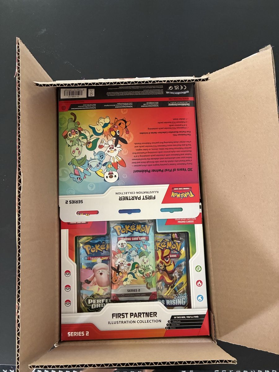 Pokémon Carte collezionabili: Pokémon First Partner Illustration Collection Series 2 Case  – Nuovo e nell'imballaggio originale da Schlieren venduto da mutschellen8