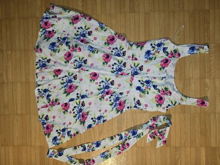 Sommerliches Blumenkleid mit Gürtel, Grösse 34
