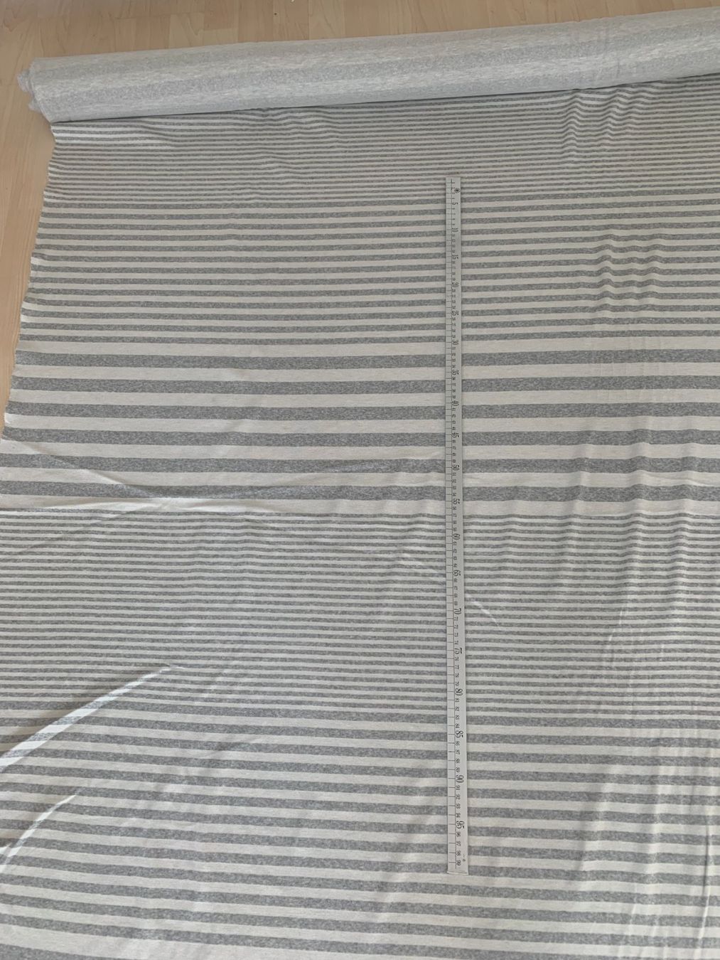 Tissus: 200cmx135cm Strickstoff, grau/weiss – Neuf (Voir description) à Worb par farben20zauber 1
