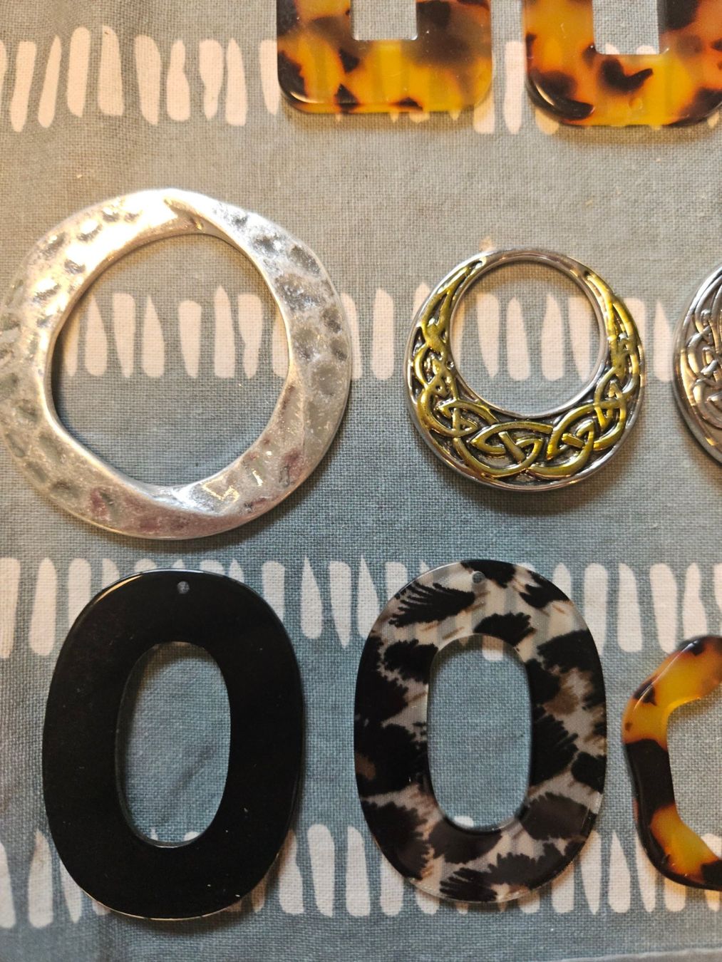 Sonstiger Schmuck: 33 boucles acétate pour bijoux pendentifs – Neu und originalverpackt aus Thônex von lacomtessedesfees 7