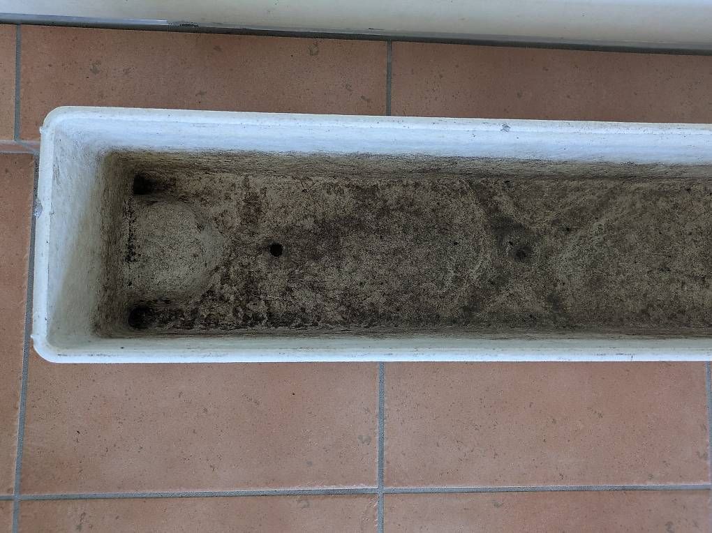 Eternit Vasi per fiori: Blumenkiste inkl. Untersetzer, weiss-grau – Usato da Bremgarten b. Bern venduto da tram05 2