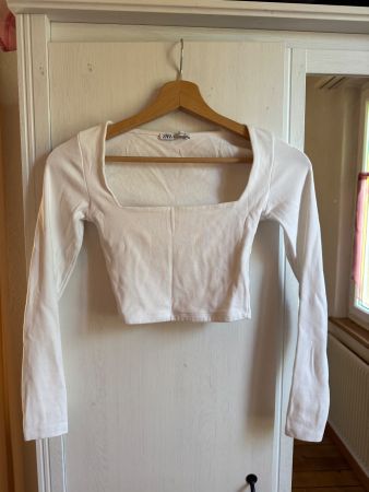 2x Croptop von Zara, schwarz und weiss, jeweils Grösse S