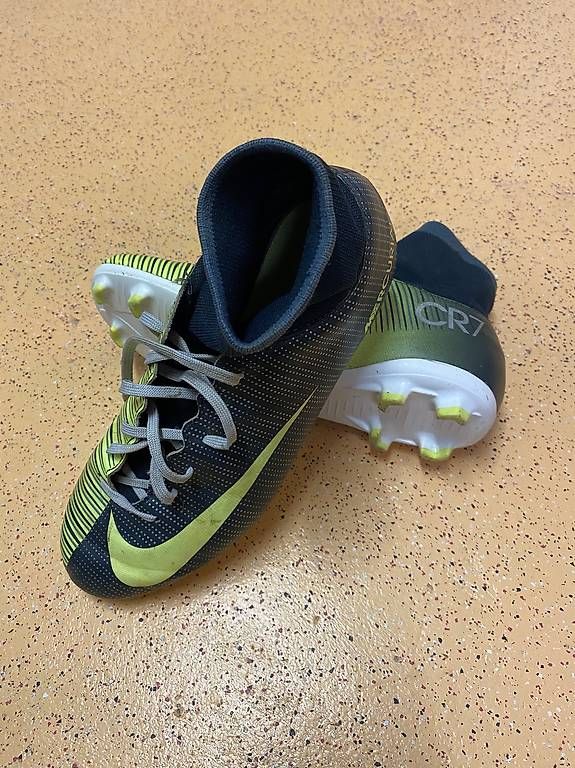 Herrenschuhe: Chaussures foot Nike CR7 taille 37,5 – Gebraucht aus Poliez-le-Grand von Mims82 1