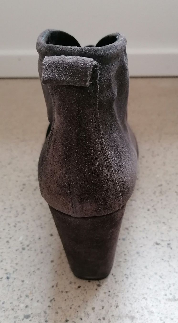 Scarpe da donna: Graue Wildlederschuhe Grösse 39.5 – Nuovo (secondo la descrizione) da Wallisellen venduto da Muggeli1970 2