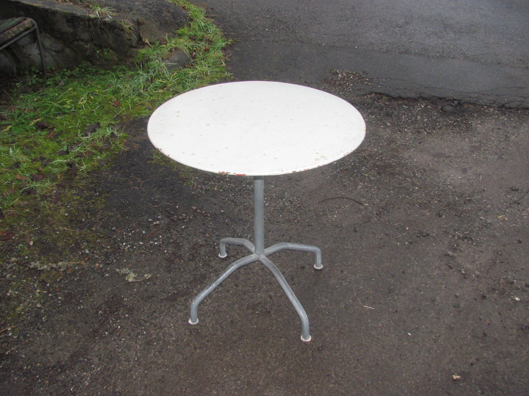 Tische: Blechtisch Gartentisch Bistrotisch 70cm klappbar – Gebraucht aus Malters von Monark