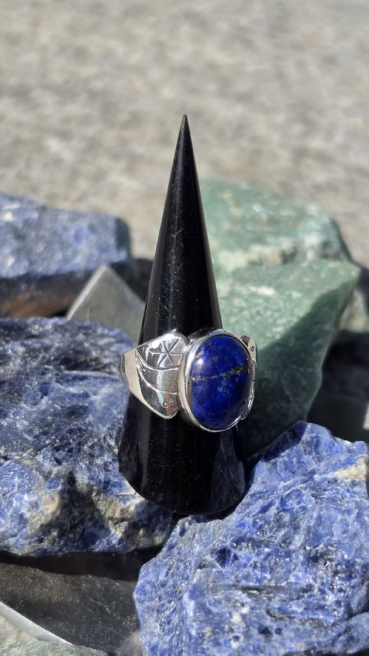 Anelli: Handmade Silberring mit Lapislazuli Stein Design graviert  – Nuovo e nell'imballaggio originale da Fislisbach venduto da Eye-Arts 1