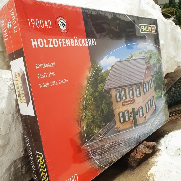 FALLER 190028 Modellbausatz - H0 Adventskalender Mit Miniaturfiguren