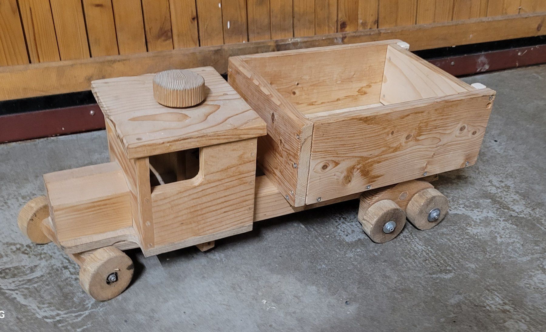 Giocattoli: Kipplastwagen aus Holz – Usato da Schänis venduto da karin-thom 2