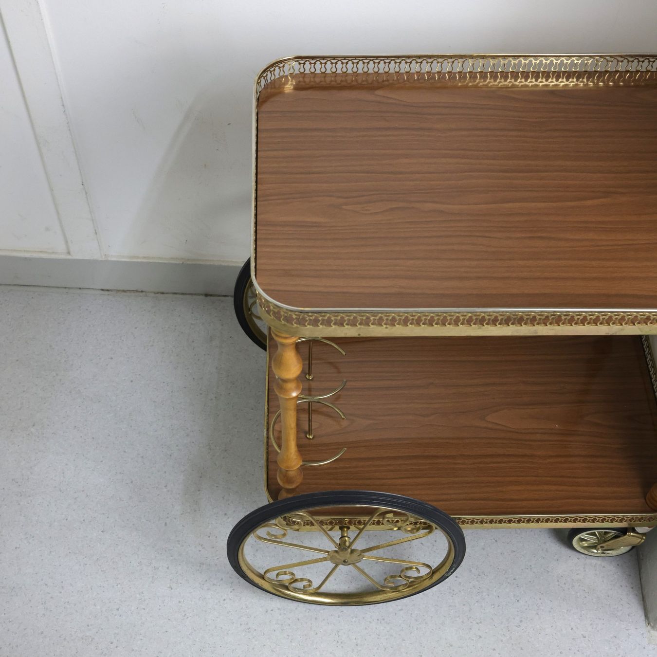 Carrelli di servizio: Vintage-Servierwagen aus Holz und Messing – Usato da Volketswil venduto da brockipfannenstil 2