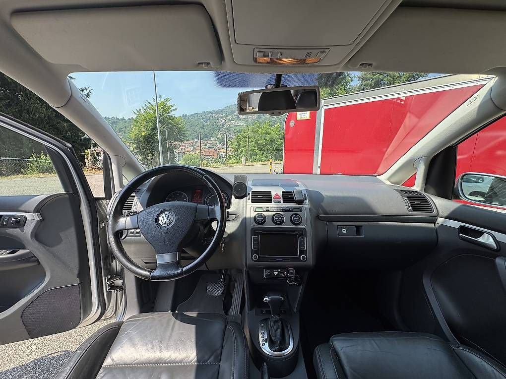 Autos: VW Touran Highline Automatica – D'occasion à Bosco Luganese par Olix2020 4