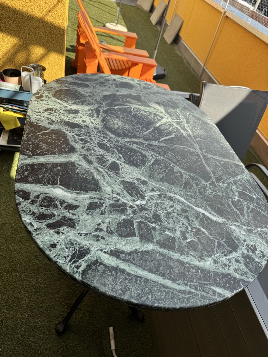 Tische: Tisch Marmorplatte mit Metallfuss oval geformt – Gebraucht aus Volketswil von HDT2 1