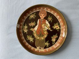 Wandteller Rheinfelder Handarbeit „Blumenkind“ 29 cm.   ‘