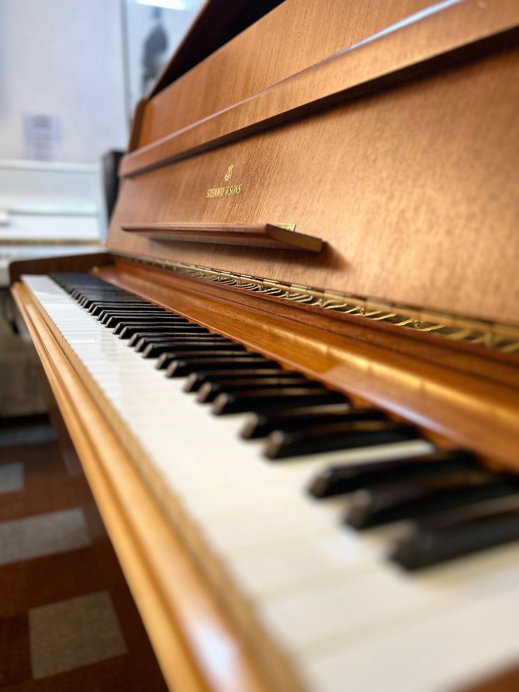 Steinway Musikinstrumente: Steinway & Sons Z/115, revidiert – Gebraucht aus Bern von Heutschipiano 2