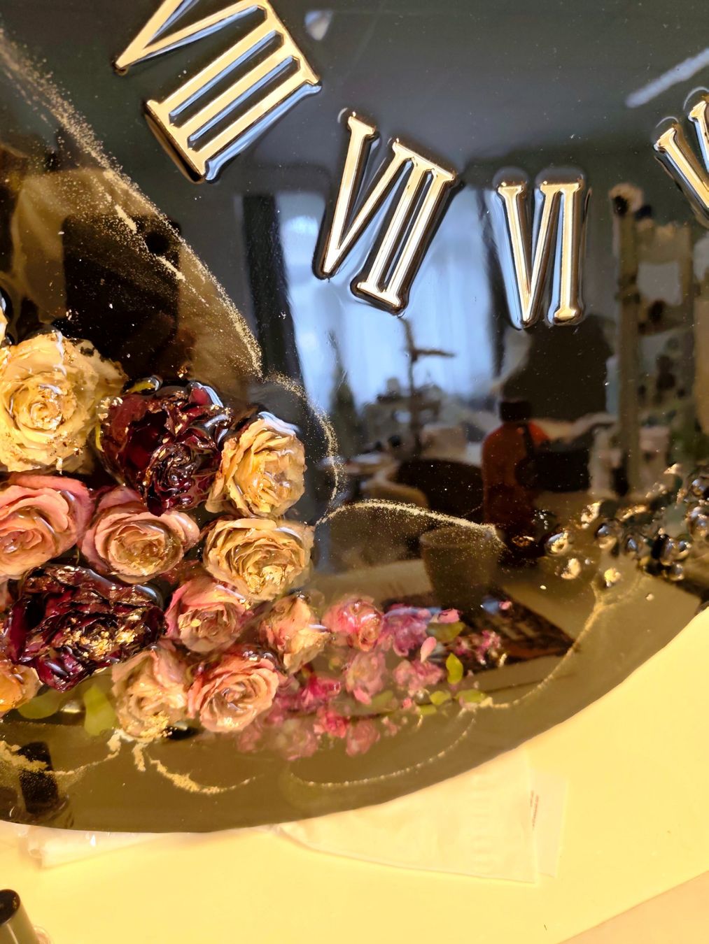 Tutte le decorazioni: Handgemachte Epoxy Wanduhr mit Rosen - Durchmesser 60cm – Usato da kloten venduto da Docsgirl 6