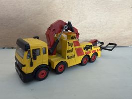 Siku Camion dépanneuse jaune avec inscription Tag und Nacht