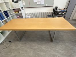Grosser Design Esstisch