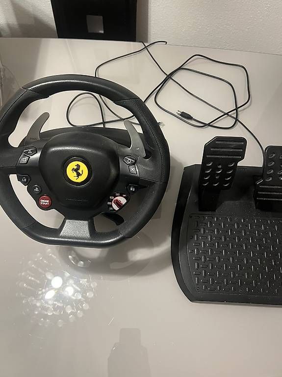 Manettes: Thrustmaster Ferrari Racing Wheel inkl. Pedale  – D'occasion à Wil SG par saj_gs7b