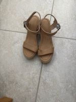 Sommerliche Sandalen in Beige, Keilabsatz, Grösse 41 eher 40