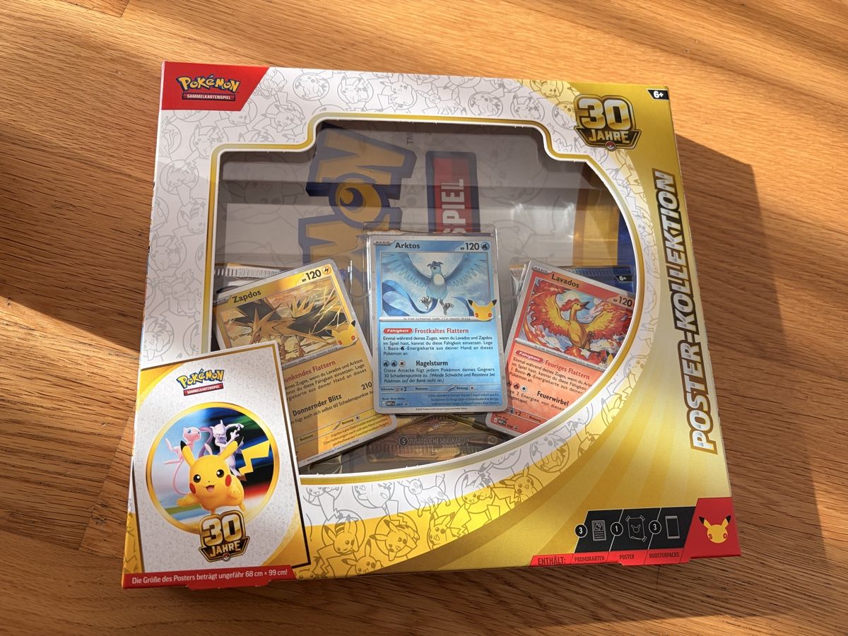 Pokémon Sammelbilder & Trading cards: Pokémon 30th Celebration Poster-Kol.+ Prismatic Evolution DE – Neu und originalverpackt aus Allschwil von G_urus 3