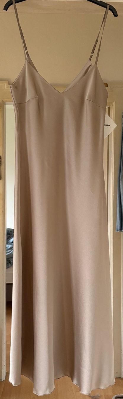 Robes: ROBE! M – Neuf avec emballage d'origine à Locarno par NicoNion