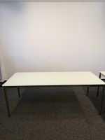 Bürotisch mit Glasplatte und Metallgestell weiss