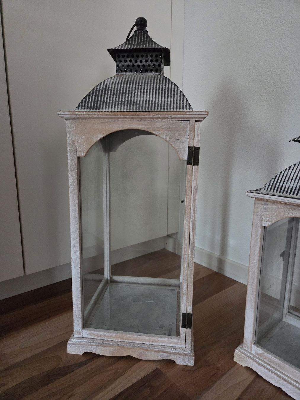 Laternen: 2 Windlichter Laternen Holz Metall weiss – Gebraucht aus Hittnau von SirKahn 2