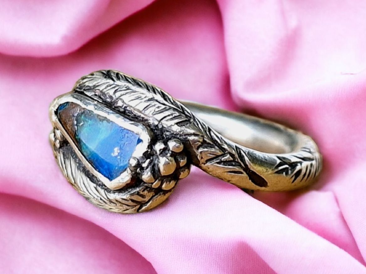 Anelli: Silberring, Federdesign, mit austr. Opal – Nuovo e nell'imballaggio originale da Aarau venduto da Schmuckhoehle_MD 8