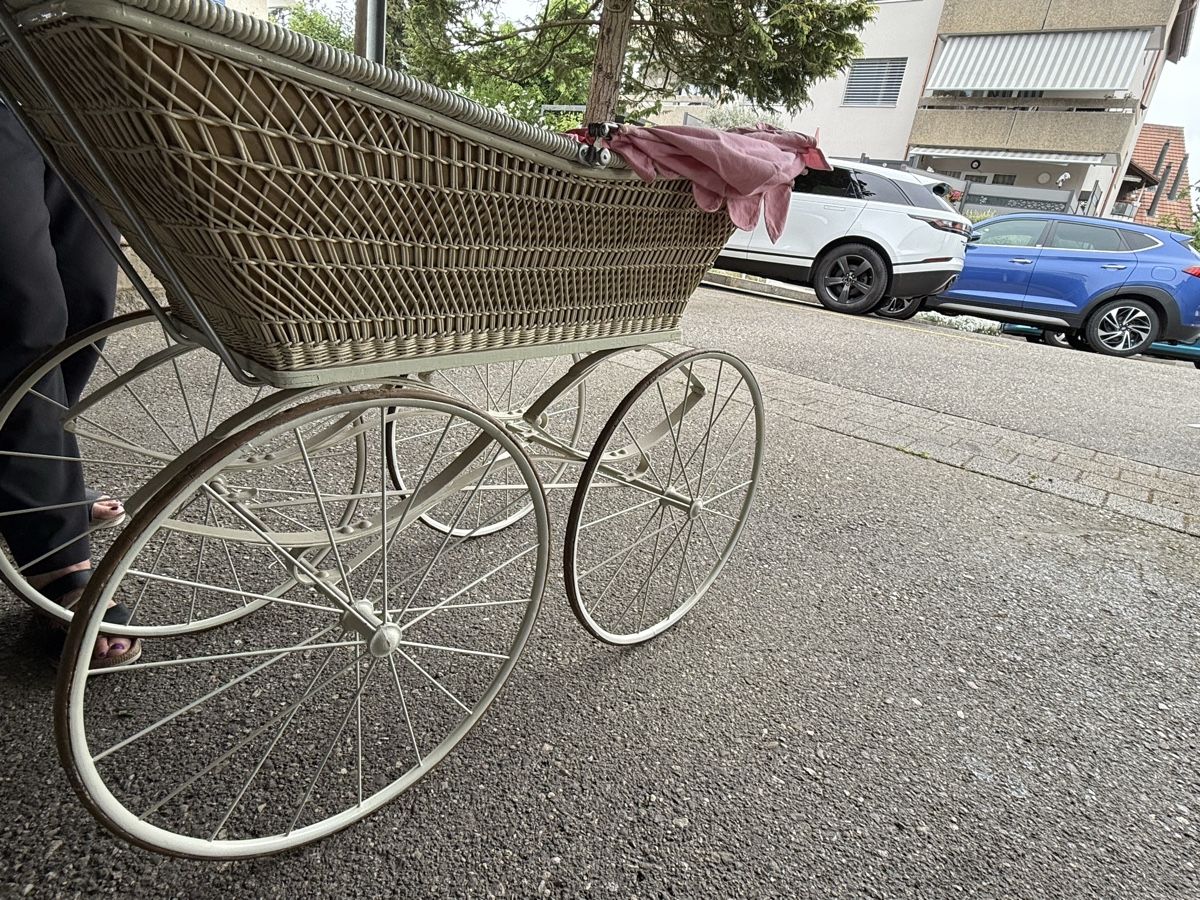 Carrozzine: Antiker Kinderwagen aus Korb mit Rädern – Usato da Niederhasli venduto da R__A 8
