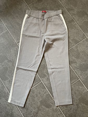 Graue Stoffhose mit Seitenstreifen