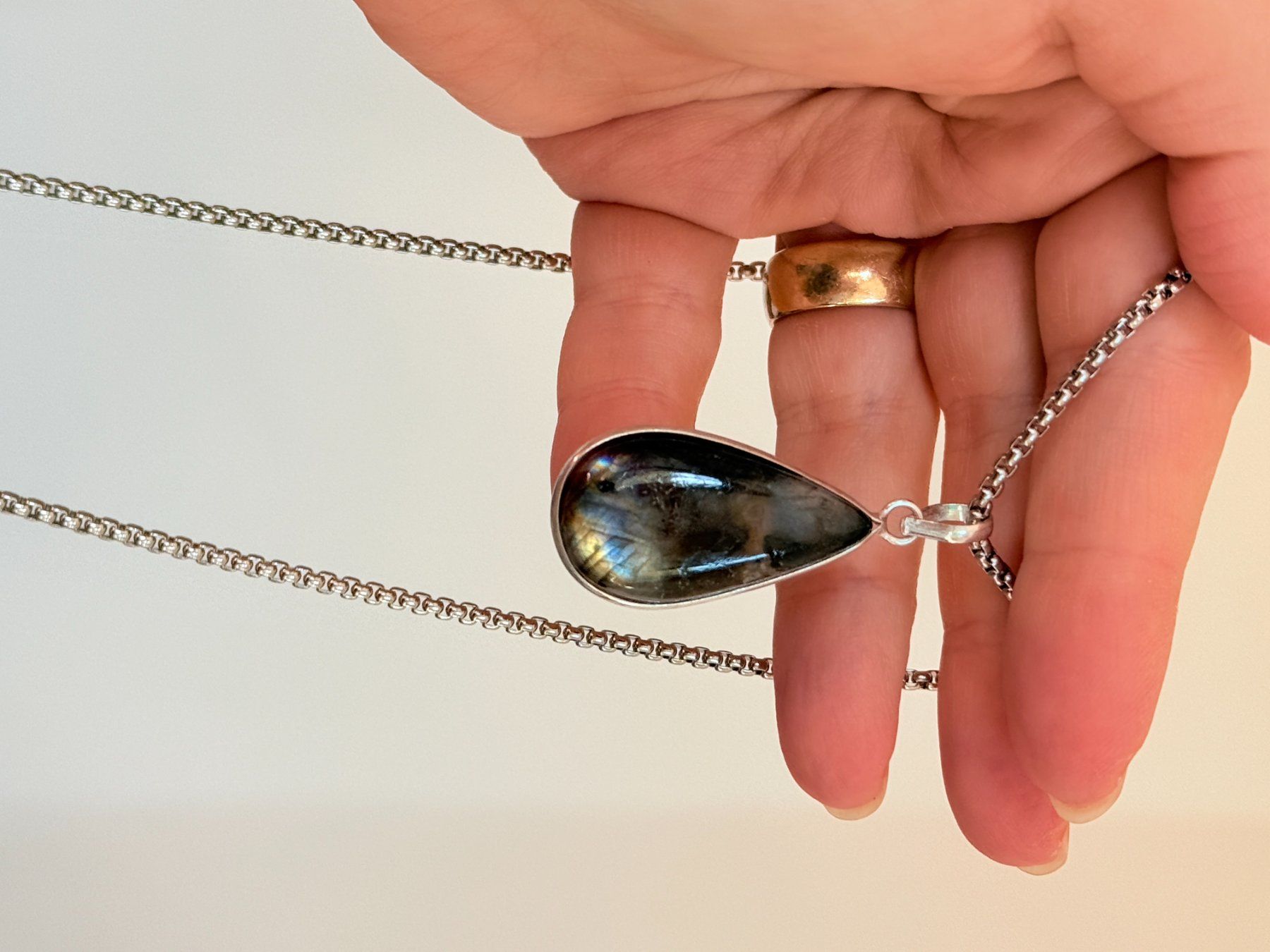 Catenine: Collier avec pendentif pierre labradorite forme goutte – Nuovo e nell'imballaggio originale da Genève venduto da AWWA 2