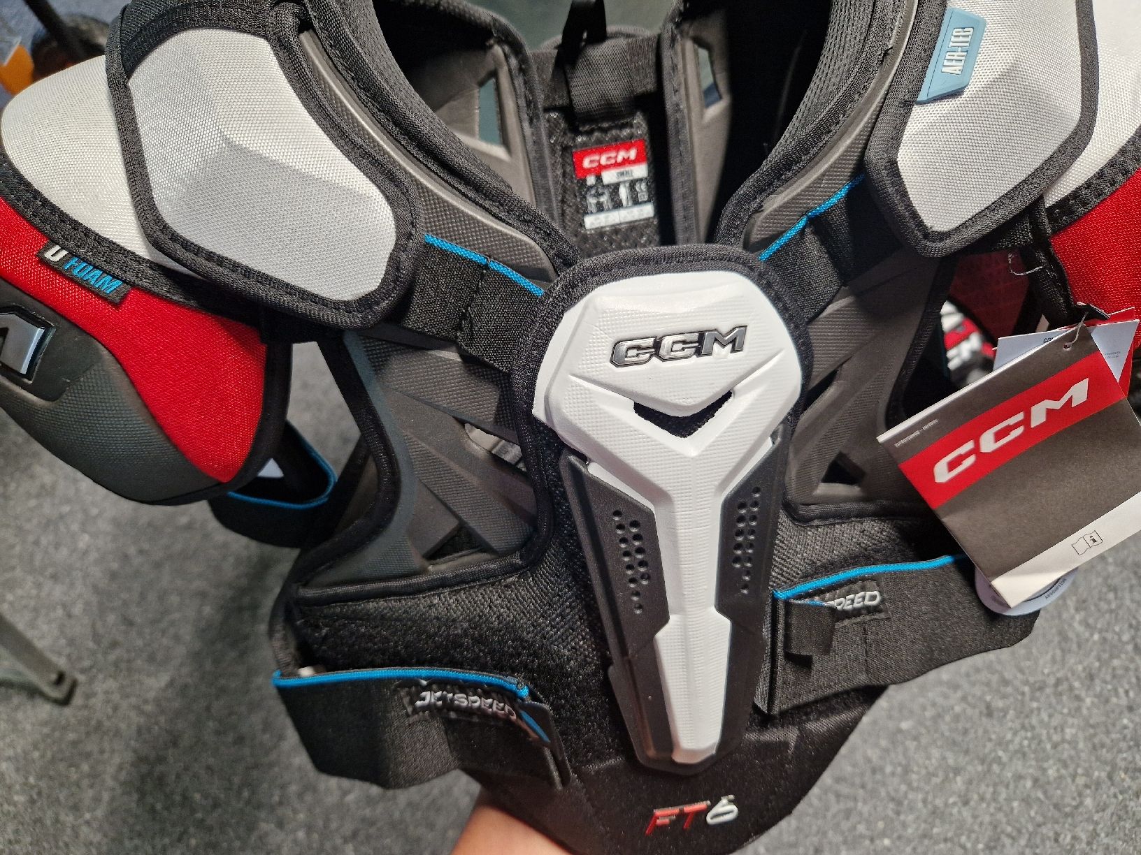 Ccm Schutz & Schoner: Schulterschutz CCM FT6 Pro Grösse SR S neu – Neu und originalverpackt aus Wilderswil von Maro8381