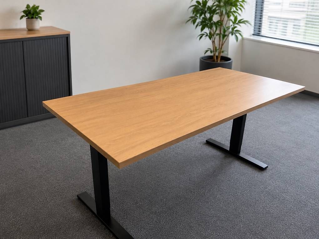 Bureaux: Höhenverstellbarer Bürotisch, Eiche – Neuf (Voir description) à Münchenstein par Schi.77
