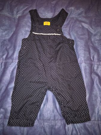Süsser Steiff Overall, Gr. 62, Dunkelblau mit Pünktchen.