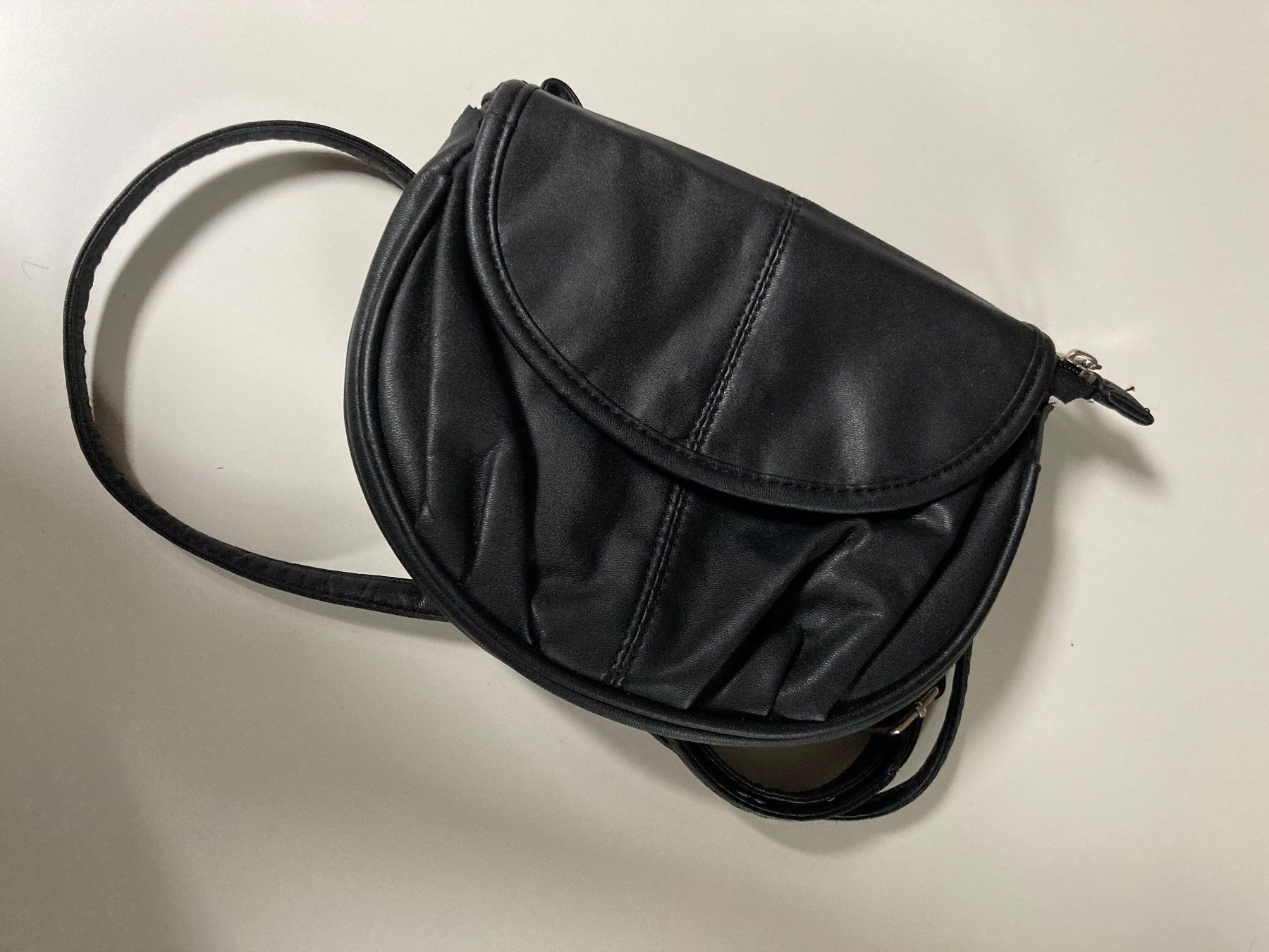 Taschen für Damen: schwarze kleine Umhängetasche – Gebraucht aus Fislisbach von secondhandF