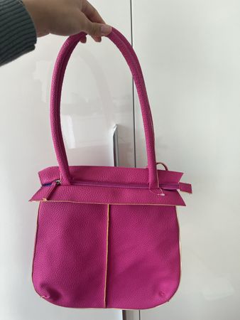 Borsa fucsia mai usata, spaziosa e in ottime condizioni!