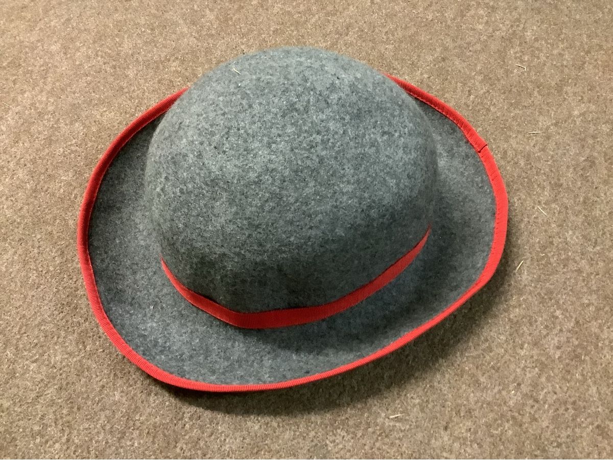 Chapeaux, bonnets & casquettes: Filzhut Grau mit rotem Band, Gr. 55 – D'occasion à Adlikon b.Regensdf par Abraxas09