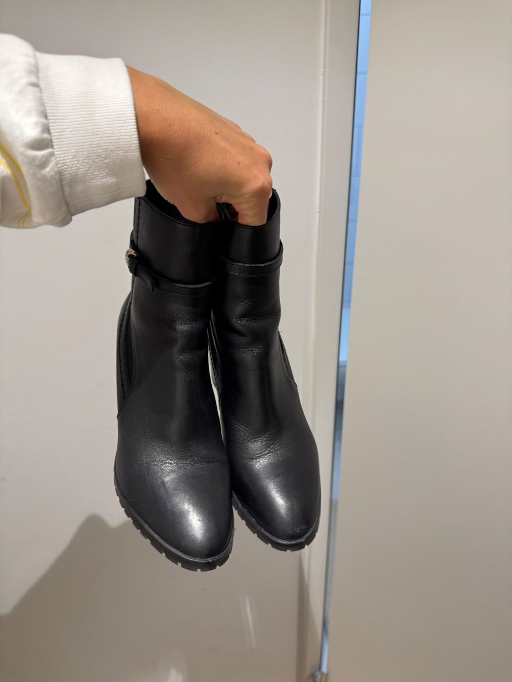 Massimo Dutti Scarpe da donna: Massimo Dutti black ankle boot – Usato da Zürich venduto da ari_cr2f 2