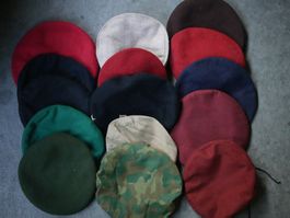 Lot de bérets civils et militaires
