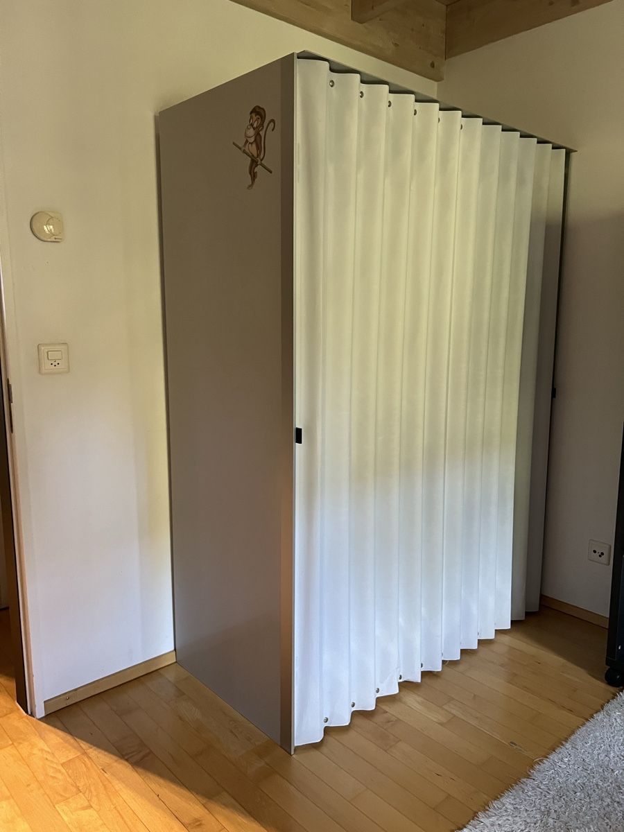 Armadi: Designer-Kleiderschrank grau, halbtransparente Textilfront – Usato da Eggersriet venduto da Rekapp 7